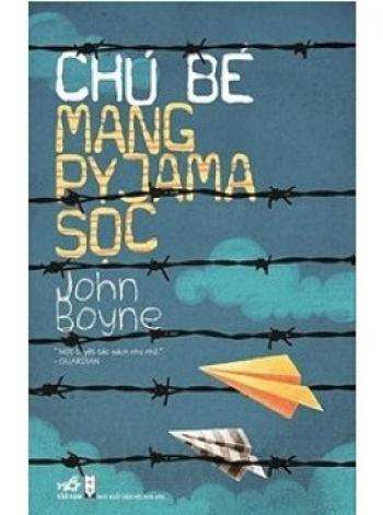 CHÚ BÉ MANG PYJAMA SỌC